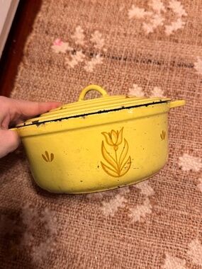 vintage DRU Holland enameled cast iron Dutch oven, featuring a distinctive tulip